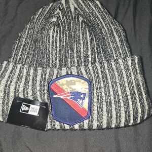 Men's New Era Black New England Patriots Salute To Service Cuffed Knit Hat